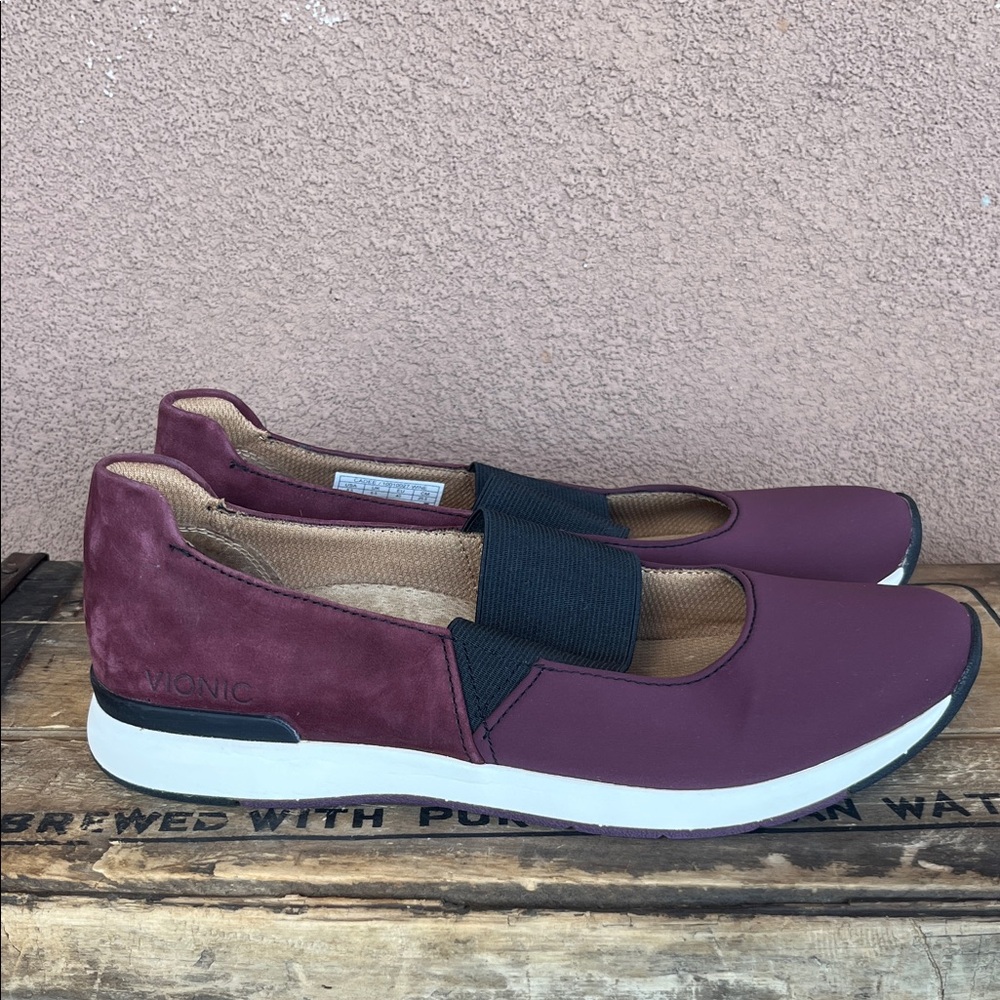 Vionic Women's Maroon Flats with Black Strap